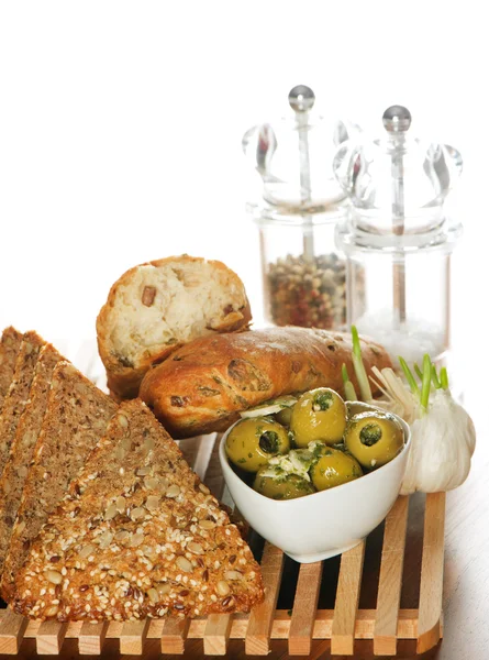 Savoureux pain artisanal italien et pain de céréales aux olives et aux épices — Photo