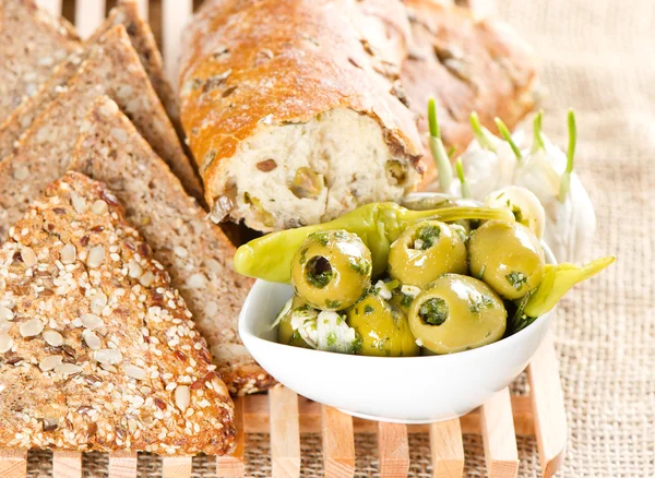 Olives et ail au délicieux pain et céréales artisanales italiennes bre — Photo