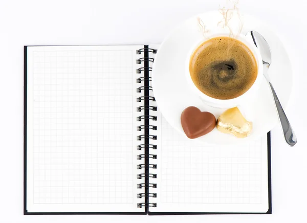 Bir fincan sıcak kahve ve beyaz not defteri — Stok fotoğraf