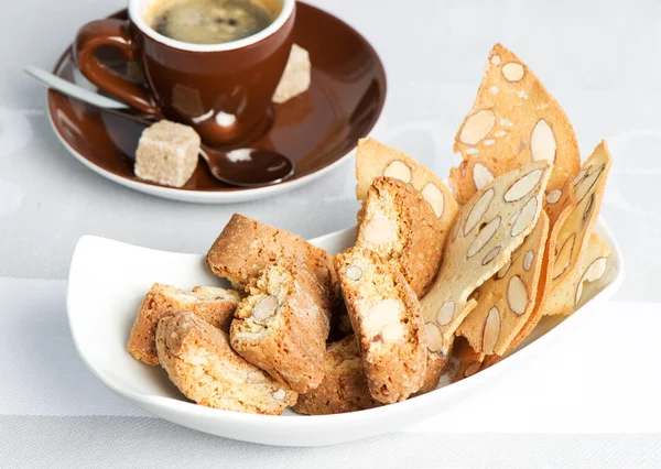 Biscoitos de amêndoa crocantes italianos cantuccini e café preto — Fotografia de Stock