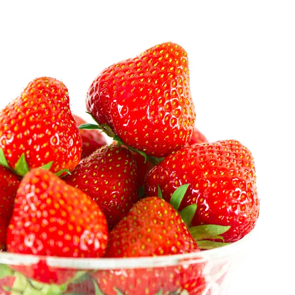 Fresas frescas sobre blanco — Foto de Stock