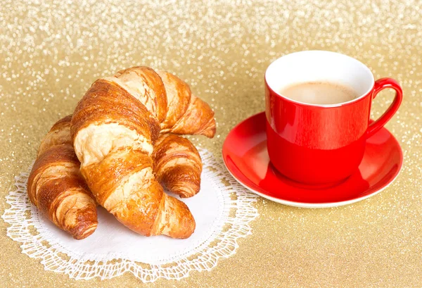 Kopje koffie met croissants — Stockfoto