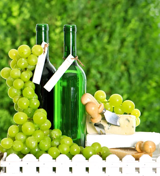 Bottle of wine, cheese and grapes — Stock Photo, Image