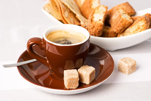 Cup of black coffee with Italian almond cookies cantuccini — Stock Photo, Image