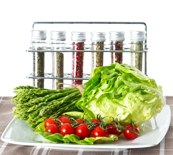 Baharat ve sebzeler. salata, kuşkonmaz ve domates — Stok fotoğraf