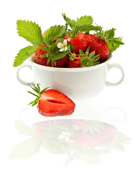 Fresas frescas con hojas y flores sobre blanco — Foto de Stock