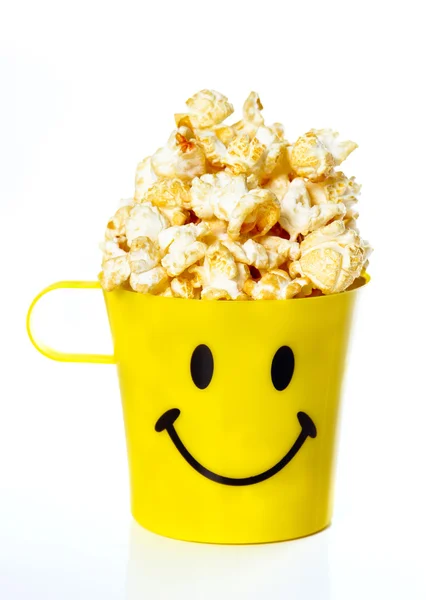 Popcorn solony lub słodkie ziarna w yellow cup — Zdjęcie stockowe