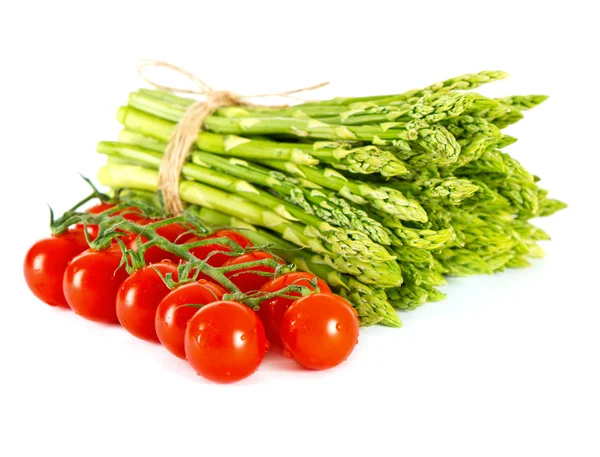 Čerstvá zelenina chřest a rajčaty — Stock fotografie
