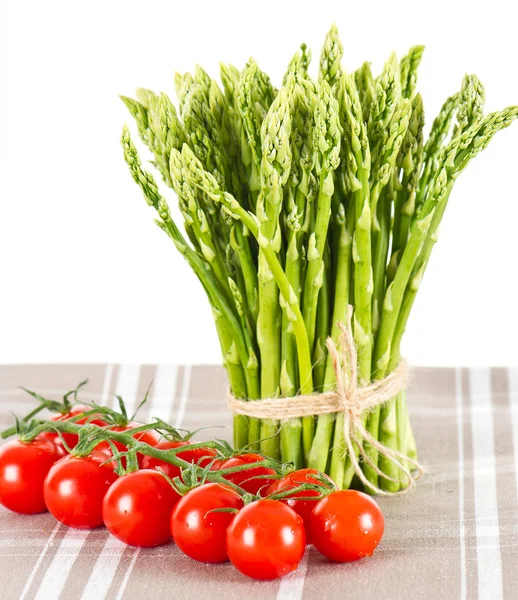 Warzywa. szparagi i pomidory — Zdjęcie stockowe