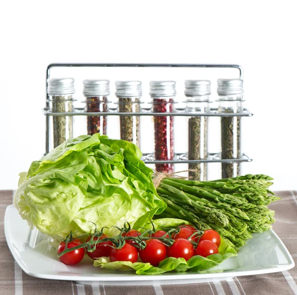 Warzywa i przyprawy. Sałatka, szparagi i pomidory — Zdjęcie stockowe