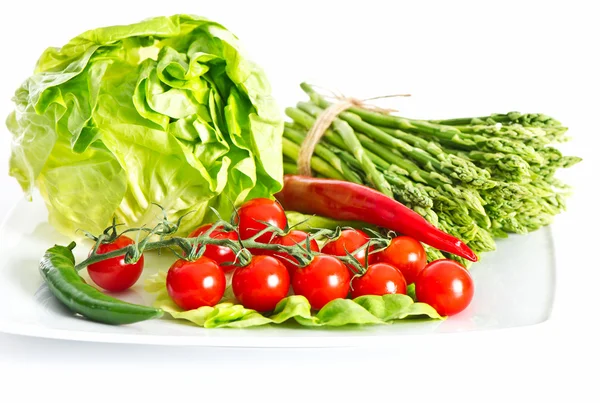 Verduras frescas. ensalada, espárragos, tomate, chile —  Fotos de Stock