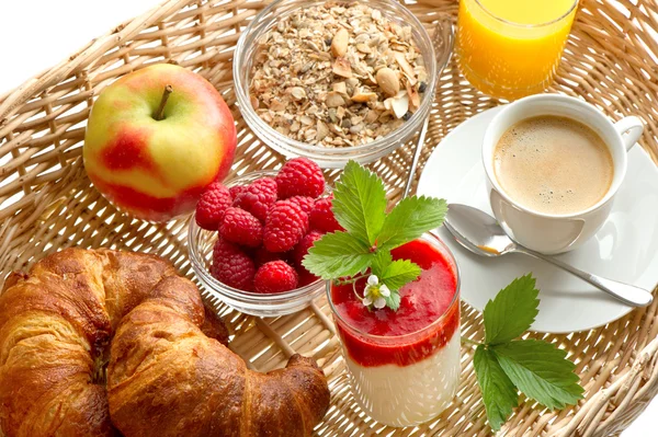 Frukost med kaffe, croissanter, apelsinjuice — Stockfoto