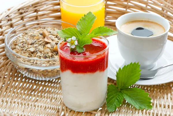 Frühstück mit Kaffee, Orangensaft, Erdbeerjoghurt — Stockfoto