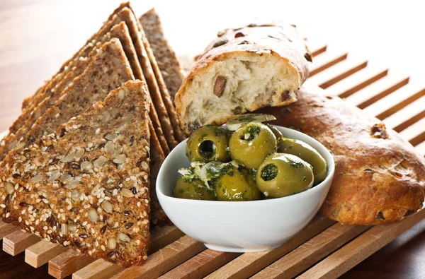 Olives au savoureux pain italien et aux céréales — Photo