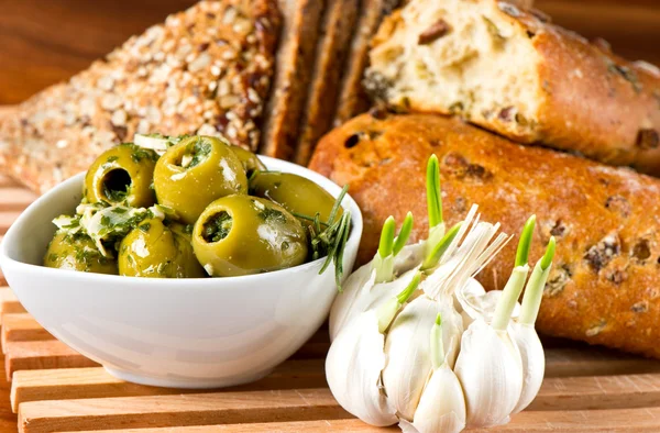 Olives et ail au délicieux pain italien — Photo