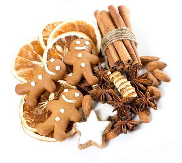 Gingerbread man cookies met anijs sterren en kaneelstokjes — Stockfoto