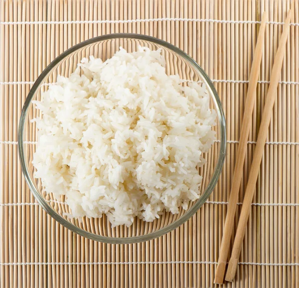 Riz blanc cuit à la vapeur avec des bâtonnets — Photo