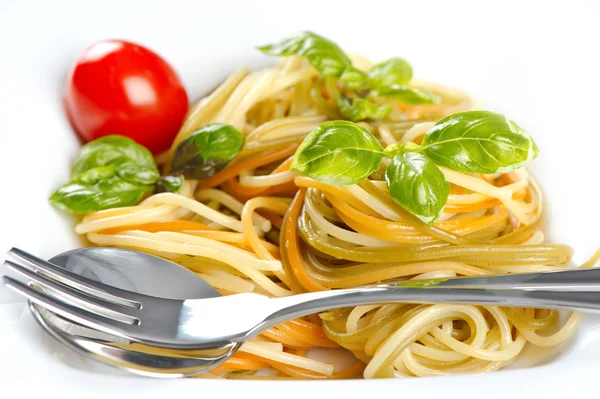 Macarrão de espaguete italiano com manjericão fresco e tomate — Fotografia de Stock