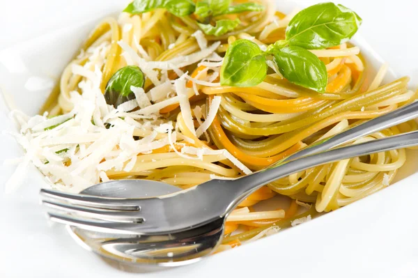 Espaguete italiano com manjericão fresco e parmesão ralado — Fotografia de Stock
