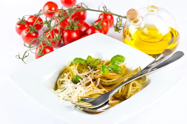 Italienische Pasta mit Parmesan, frischem Basilikum, Olivenöl und roter Toma — Stockfoto