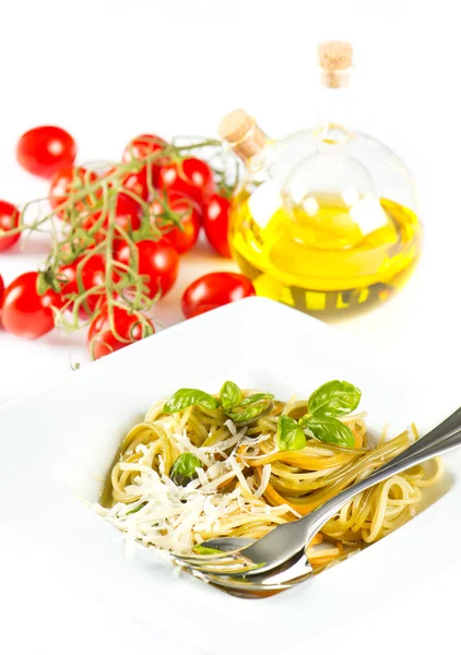 Italiensk pasta med färsk basilika, olivolja och tomater — Stockfoto