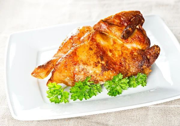Pollo a la parrilla decorado con perejil verde en plato blanco —  Fotos de Stock