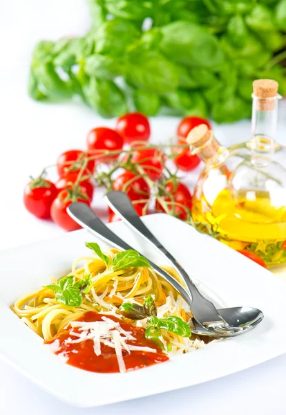 Spaghetti con parmigiano, basilico fresco, olio d'oliva e — Foto Stock