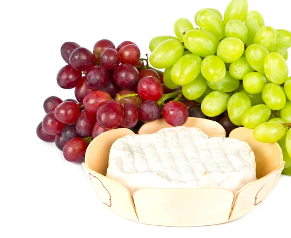 ブドウと白い背景の上のチーズ — ストック写真