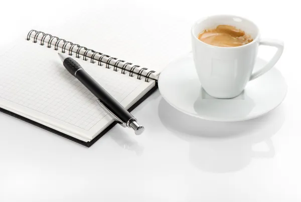 Kopje zwarte koffie en een geopende notitie boek — Stockfoto