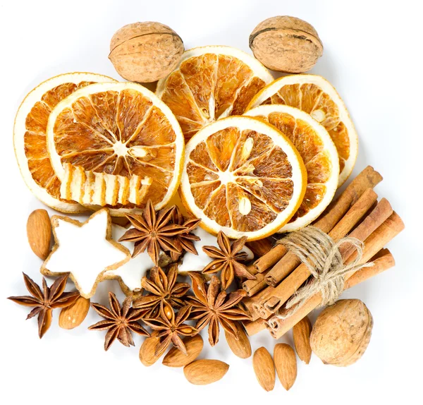 Palitos de canela, estrellas de anís, frutos secos y rodajas de naranja seca —  Fotos de Stock