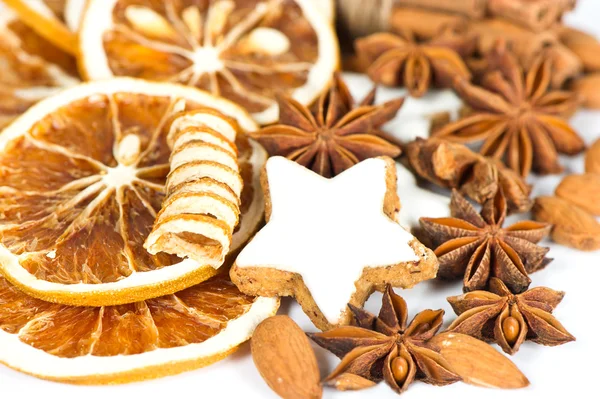 Julebakgrunn med aromatiske kaker og krydder – stockfoto