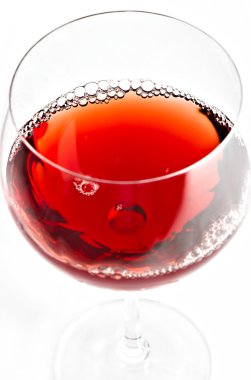 Bardakta kırmızı şarap.