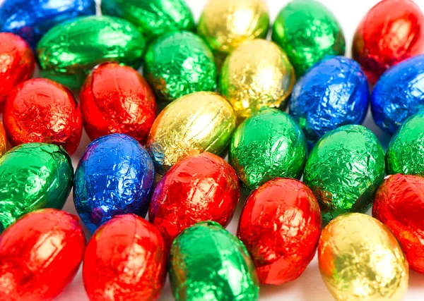 Czekoladowe jaja wielkanocne w kolorowych folii — Zdjęcie stockowe