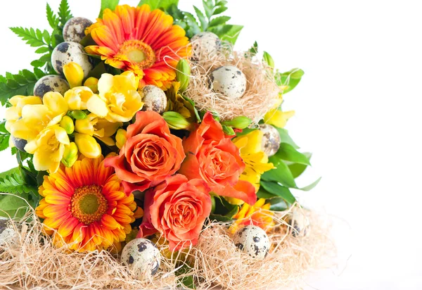 Ramo de flores de colores con huevos de Pascua —  Fotos de Stock