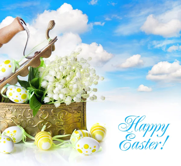 Paskalya yumurtaları ve lily vadi çiçeklerle dekorasyon — Stok fotoğraf