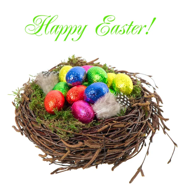 Huevos de Pascua de chocolate de colores en el nido — Foto de Stock