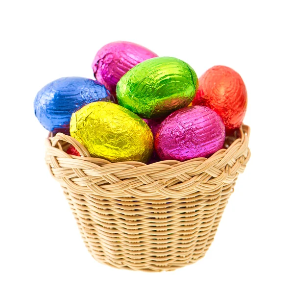 Ovos de Páscoa de chocolate em folha colorida — Fotografia de Stock