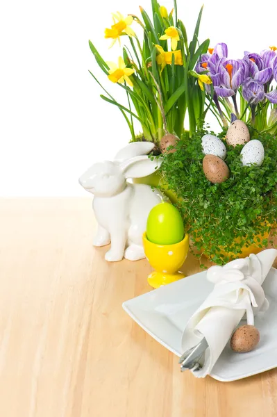 Configuração de mesa de Páscoa com decoração de coelho e ovos — Fotografia de Stock