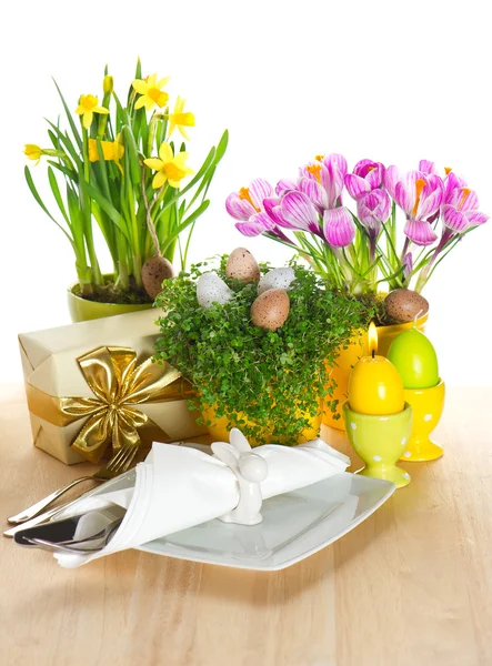 Table de Pâques avec fleurs de printemps et œufs — Photo