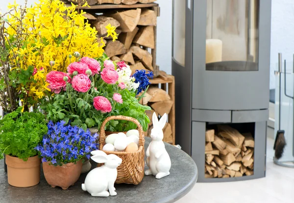 Interior del hogar con flores de primavera y decoración de Pascua —  Fotos de Stock