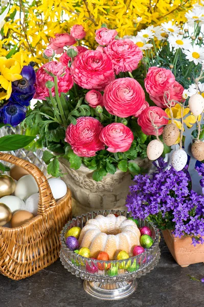 Belles fleurs de printemps avec gâteau de Pâques et décoration d'oeufs — Photo