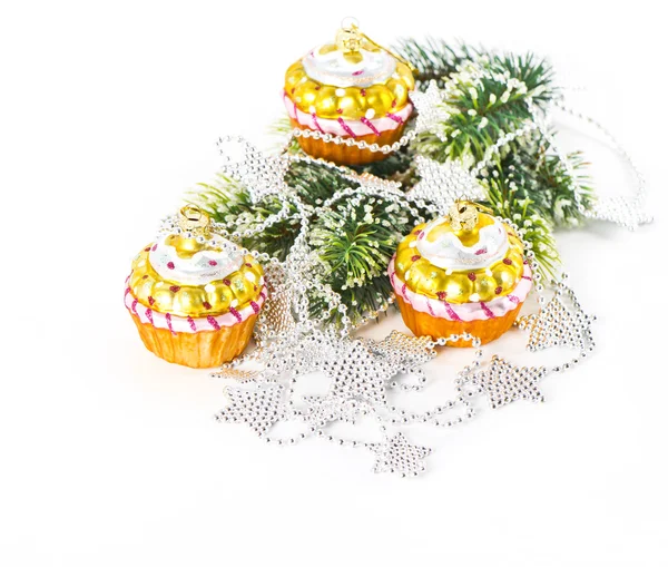 Cupcake coloré comme décoration d'arbre de Noël. guirlande argentée — Photo