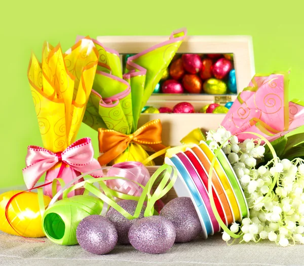 Colorful easter decoration. eggs and flowers on green — Stock Photo, Image