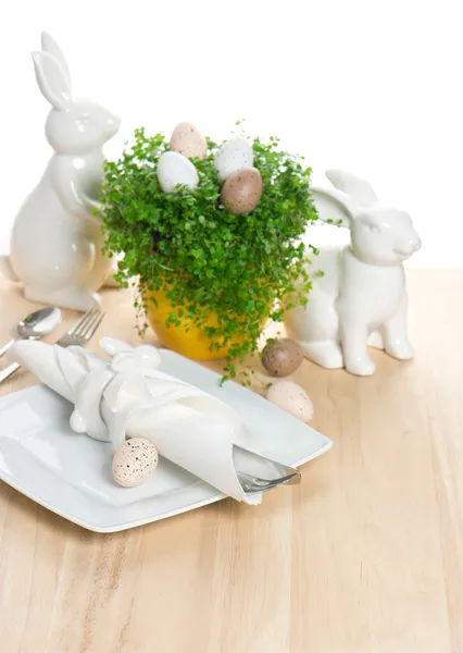 Mesa de Pascua con decoración de conejo y huevos —  Fotos de Stock