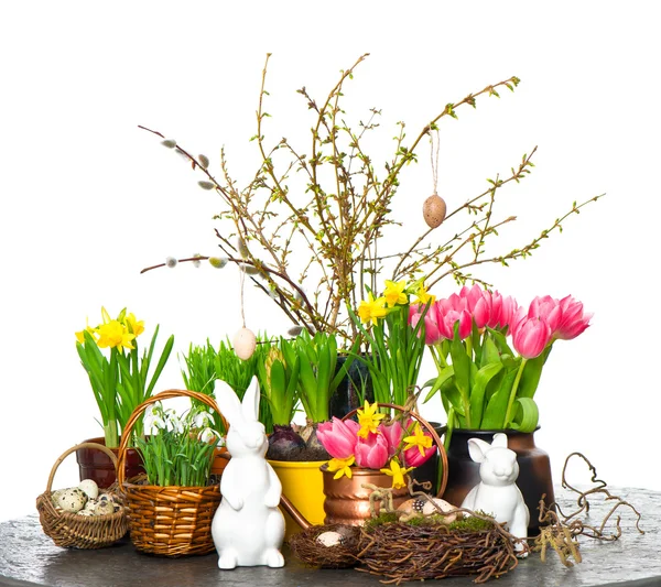 Flores de primavera con conejito de Pascua y decoración de huevos — Foto de Stock