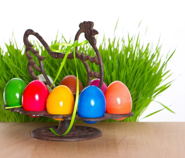 Barevné velikonoční vajíčka s trávou — Stock fotografie