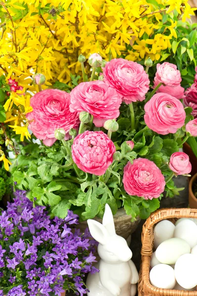 Букет весняних квітів з великоднім прикрасою — стокове фото
