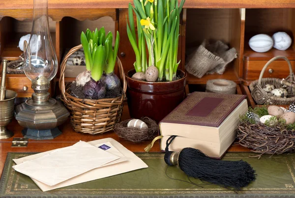 Viejo libro bíblico con huevos de Pascua — Foto de Stock