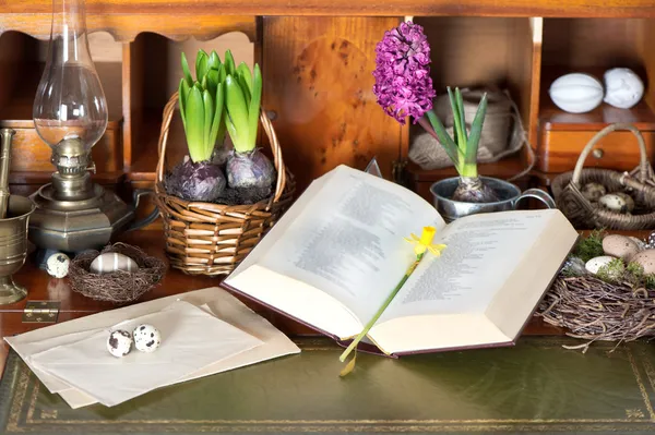 Altes Bibelbuch mit Ostereiern und Vintage-Objekten öffnen — Stockfoto