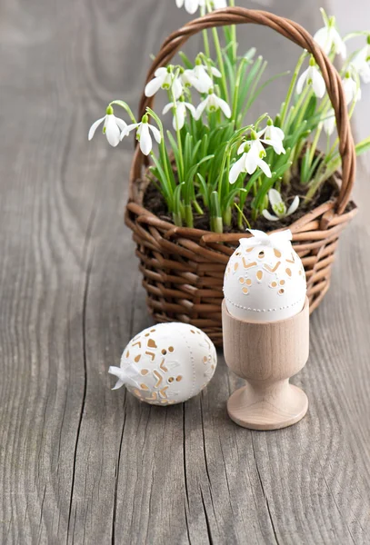 Pasen samenstelling met eieren en Lentebloemen — Stockfoto